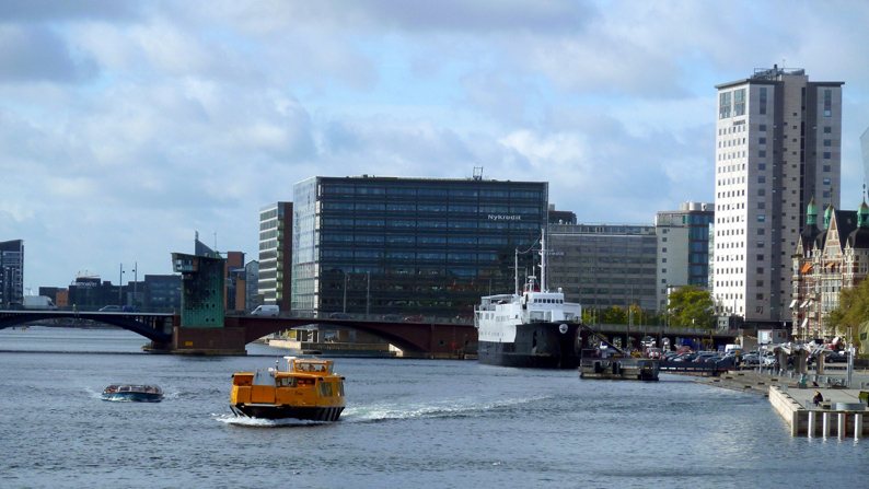 Kbh-havn-med-en-gammel-storebaeltsfaerge,-havnerundfart-og-havnebus.jpg